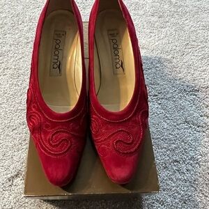 Stunning red suede and embroidered women’s shoes made in Italy by Paloma size 7